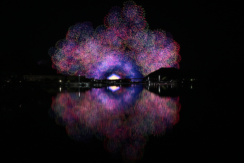 ※オリジナルのHEIFファイルは<a href="http://image.watch.impress.co.jp/dcw/1516/073/9810.HIF" class="n" target="_blank"><b>こちら</b></a><br>「HDR静止画の感動を味わっていただきたい1枚です。花火が花火として色付いて輝き、中心の輝度が高い部分もしっかりハイライトで記録できており、ベストな露出設定と言えます」（土谷氏）<br>ニコン Z 8／NIKKOR Z 24-70mm f/2.8 S／マニュアル露出（29.5mm・F18・13秒）／ISO 400