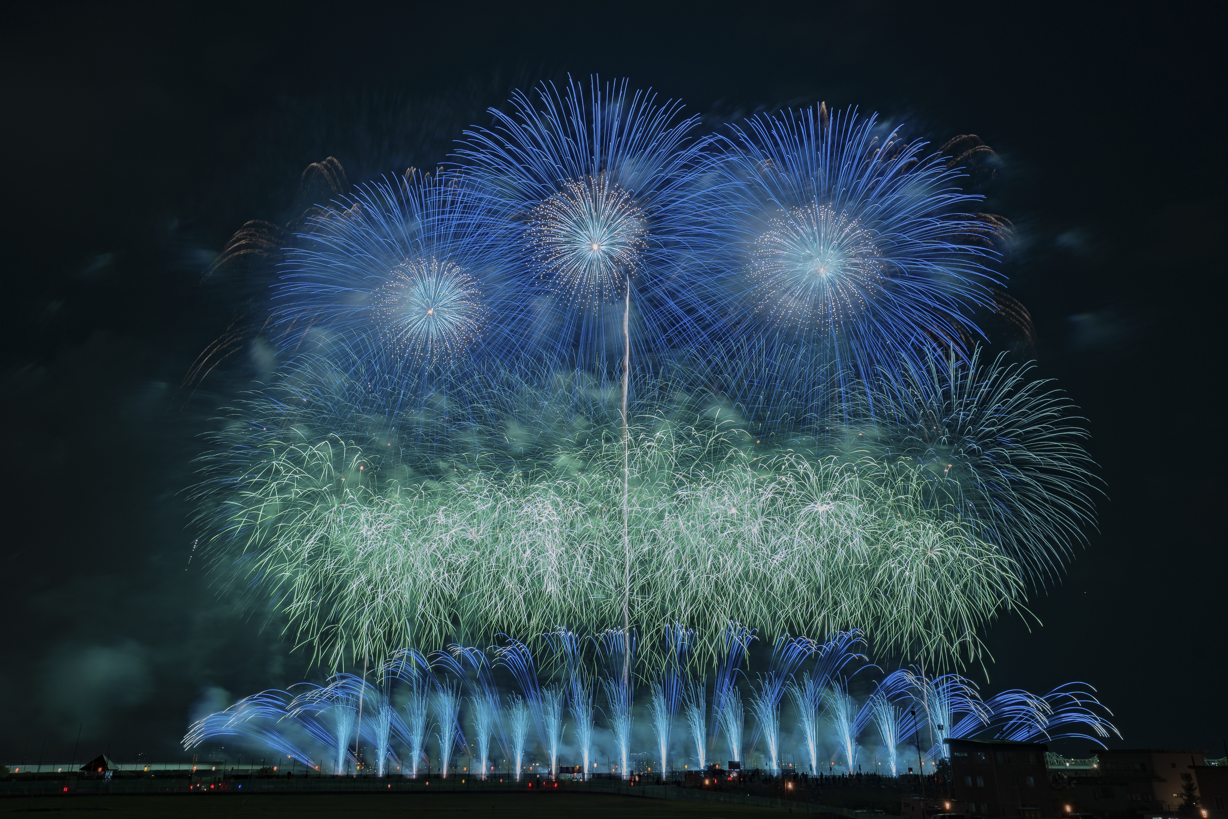 芯入青牡丹花火ワイドスターマインの色彩を見た目に近い色で撮るために、色温度設定3200Kで撮っている<br><span class="fnt-85">α7 III／Vario-Tessar T＊ FE 16-35mm F4 ZA OSS／23mm／マニュアル露出（9.0秒、F11）／ISO 100</span>