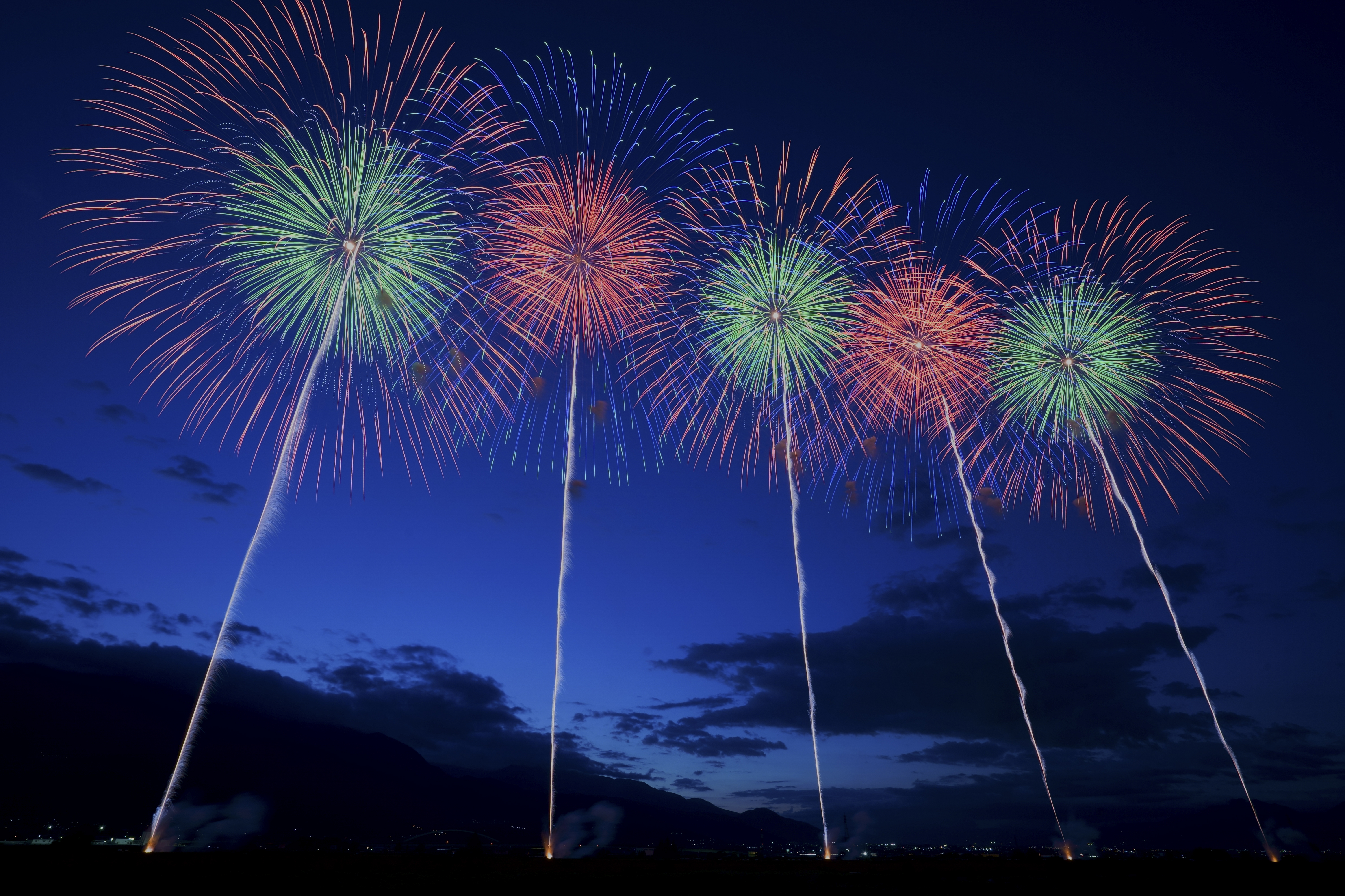 打上場所は観覧席の直ぐ目の前だ。ワイドスターマインを撮るならば、フルサイズ換算14mm相当のレンズが欲しくなる（撮影：金武 武）<br><span class="fnt-85">α7 III／Vario-Tessar T＊ FE 16-35mm F4 ZA OSS／17mm／マニュアル露出（4.0秒、F13）／ISO 100</span>