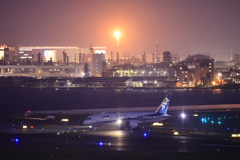 着陸後スポットに向かうB787が滑走路を渡り始めた。時速にして30kmぐらいだろうか。ここからの距離はかなりあるので見た目はゆっくりだ。こんなときは三脚が楽だ<br><span class="fnt-85">キヤノン EOS R3／RF100-300mm F2.8 L IS USM／300mm／マニュアル露出（F3.2、1/50秒）／ISO 20000／WB：オート</span>