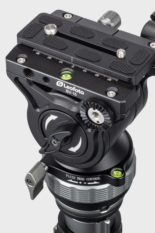 下部にパン水準器、上部にチルト水準器を搭載しており、水平のチェックを素早く行える