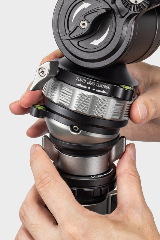 <span class="fnt-110"><b>LB-60N</b></span><br>価格：1万8,480円（税込）／トップ直径：60mm／高さ：53mm／耐荷重：15kg／質量：206g<br>　<br>LB-60Nはハーフボールを搭載したレベリングベースだ。BV-15と組み合わせることで、ビデオ雲台を使いながら、自由雲台のようなスムーズな水平出しを実現する