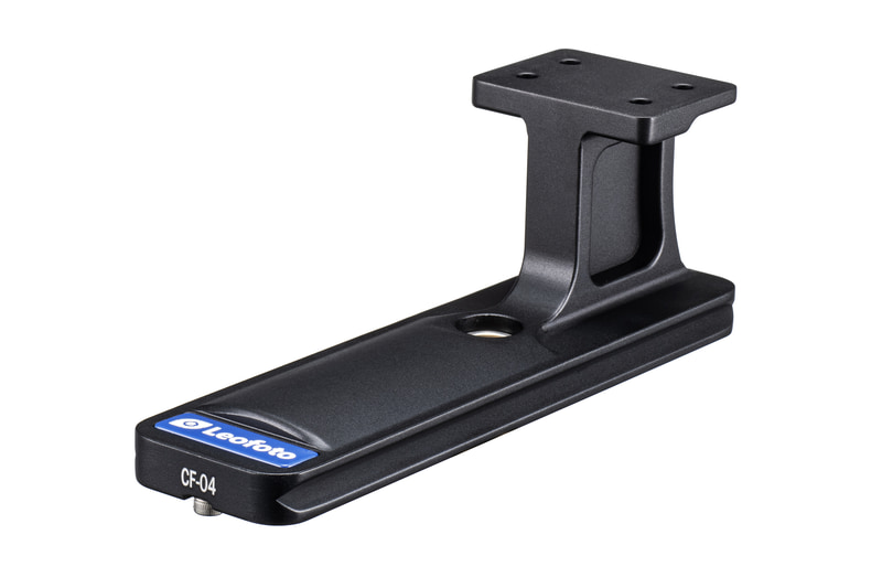 <span class="fnt-110"><b>CF-04 レンズフット</b></span><br>価格：2万1,120円（税込）／長さ：145mm／高さ：53mm／幅：43mm／質量：139g<br>　<br>対応するレンズに取り付けることで、三脚座として使用できる。アルカスイス互換の雲台に直接取り付けられる機構なのでセッティングがスムーズだ