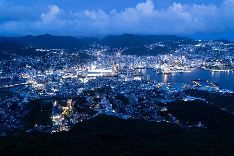 世界新三大夜景の1つと言われる稲佐山。深い青の世界を表現するために日没後のブルーアワーを狙った。豊かな色再現で、隅々までシャープに描写してくれる<br><span class="fnt-85">EOS R8／RF28mm F2.8 STM／28mm／マニュアル露出（F5.6、1秒）／ISO 800／WB：4,000K</span>