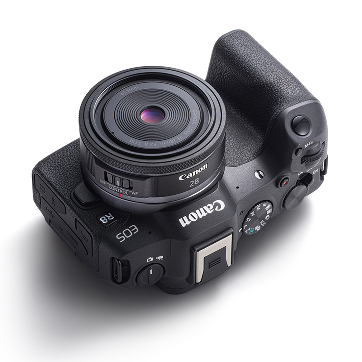 【価格】26万4,000円（ボディのみ）、29万3,700円（RF24-50 IS STM レンズキット）<span class="fnt-90">※いずれもキヤノンオンラインショップでの税込価格</span><br>　<br>【SPECIFICATION】<br>有効画素数：約2,420万画素<br>映像エンジン：DIGIC X<br>常用ISO感度：100～102400<br>連続撮影枚数：最高約40コマ/秒（電子シャッター）<br>ファインダー：0.39型約236万ドット<br>背面モニター：3.0型約162万ドット<br>外形寸法（W×H×D）：約132.5×86.1×70.0mm<br>質量：約461g（バッテリー、カード含む）