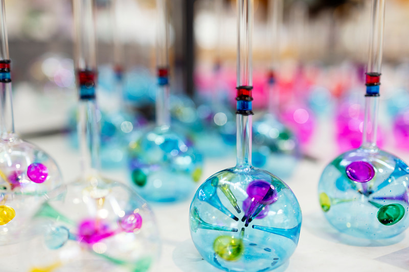 室町時代にポルトガルやオランダから長崎にもたらされたというビードロ。最大にぼかすためマクロレンズを使い、タッチ＆ドラッグAFでピントを合わせて撮影した<br><span class="fnt-85">EOS R8／RF35mm F1.8 MACRO IS STM／35mm／マニュアル露出（F2.5、1/160秒）／ISO 400／WB：オート</span>