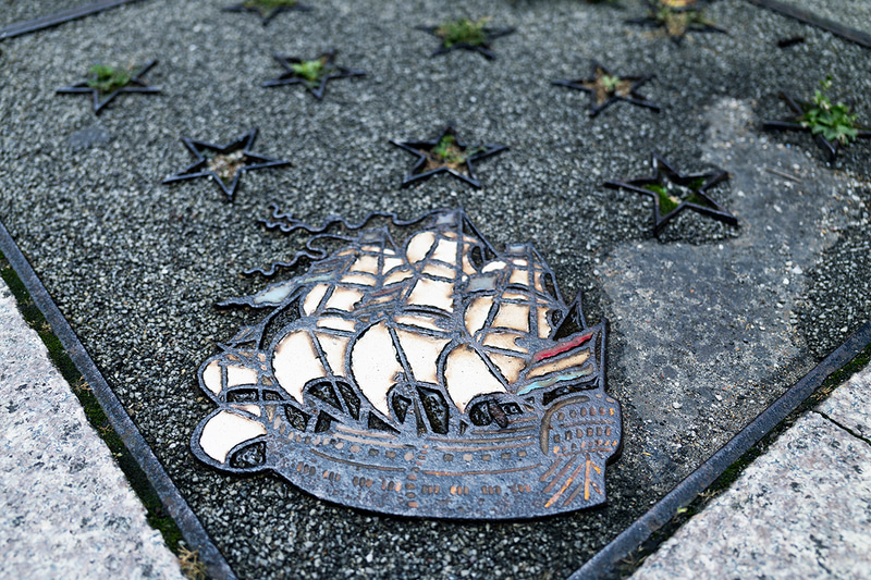 舗道の装飾にひかれてカメラを取り出した。タイルに施された帆船のデザインが長崎らしいと思った。平面な絵にならないように、28mmレンズによるパースを利用して奥行きを作ることを意識している<br><span class="fnt-85">EOS R8／RF28mm F2.8 STM／28mm／マニュアル露出（F3.2、1/320秒）／ISO 100／WB：オート</span>