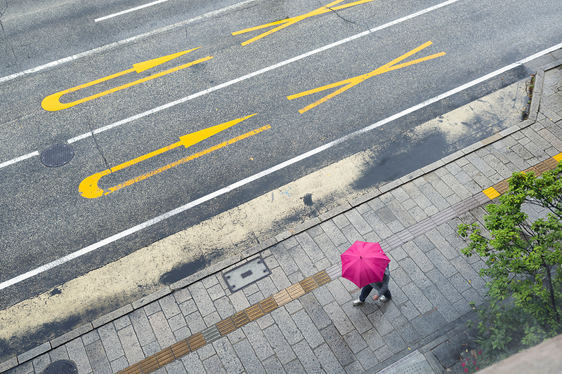 3階にあるホテルのロビーから下をのぞくとカラフルな傘の花が咲いていた。サーボAFを使って傘を追従し、ちょうど良い場所へ来たところでシャッターを切った<br><span class="fnt-85">EOS R8／RF35mm F1.8 MACRO IS STM／35mm／マニュアル露出（F4、1/125秒）／ISO 100／WB：くもり</span>