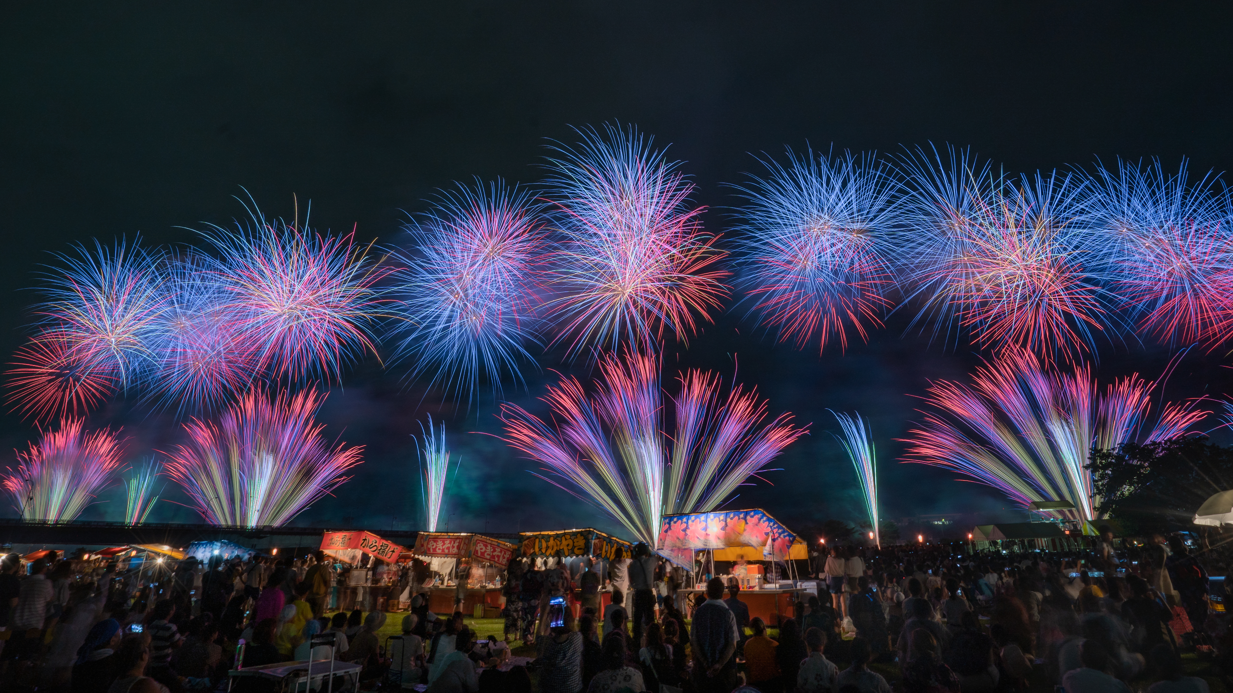 エンディングでは必ずワイドスターマインがくることを想定し、事前に構図の調整をしておく。始まってから調整するようでは遅い（撮影：金武 武）<br><span class="fnt-85">α7 III／Vario-Tessar T＊ FE 16-35mm F4 ZA OSS／16mm／マニュアル露出（22.0秒、F13）／ISO 100</span>