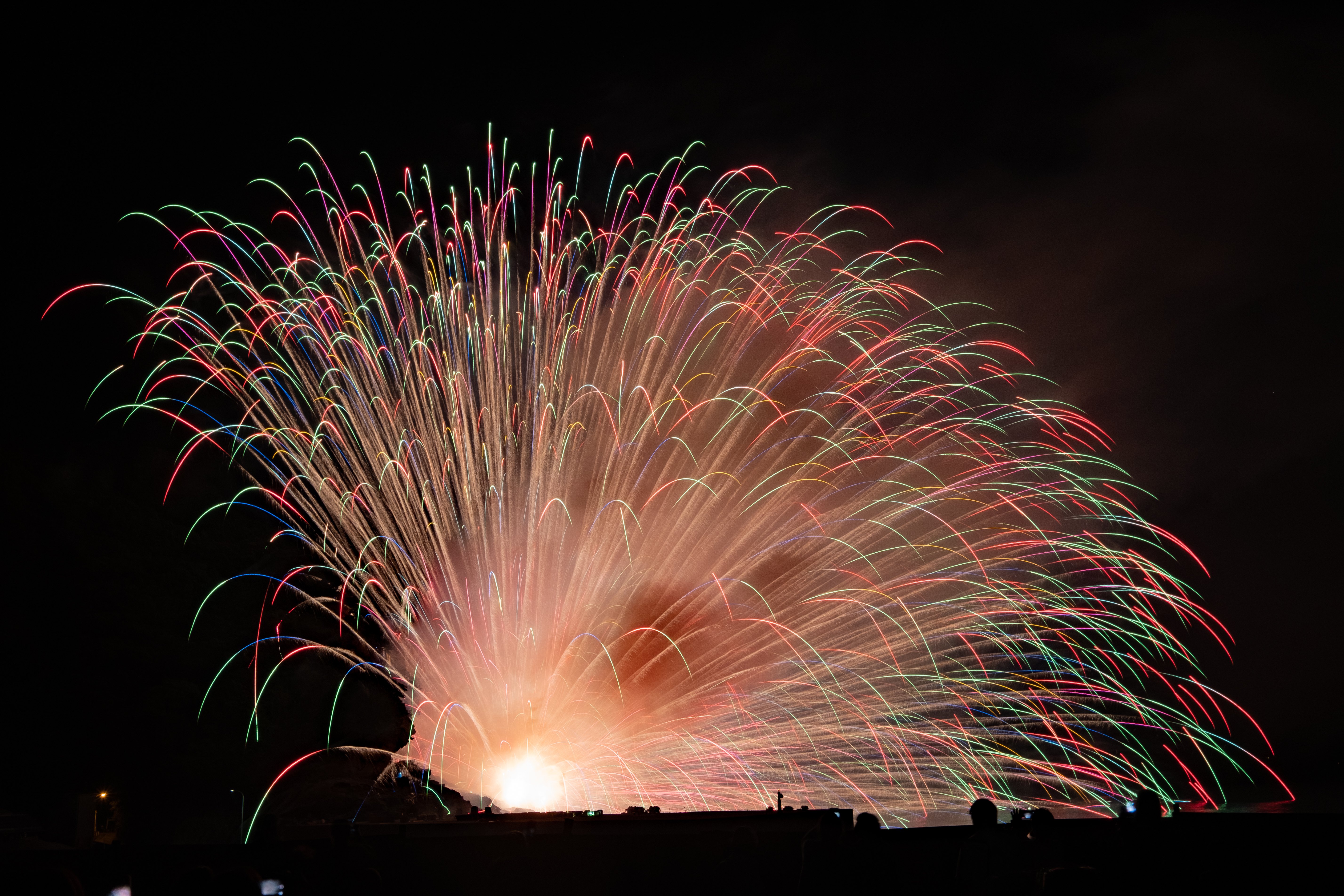 上空には打ち上げず岩場に置いたまま点火する「鬼ヶ城大仕掛」。振動と岩場の共鳴音が凄まじい。シッカリした三脚が無いと振動でブレてしまう（撮影：金武 武）<br><span class="fnt-85">X-T3／XF10-24mmF4 R OIS／22mm（33mm相当）／マニュアル露出（8秒、F11）／ISO 200</span>