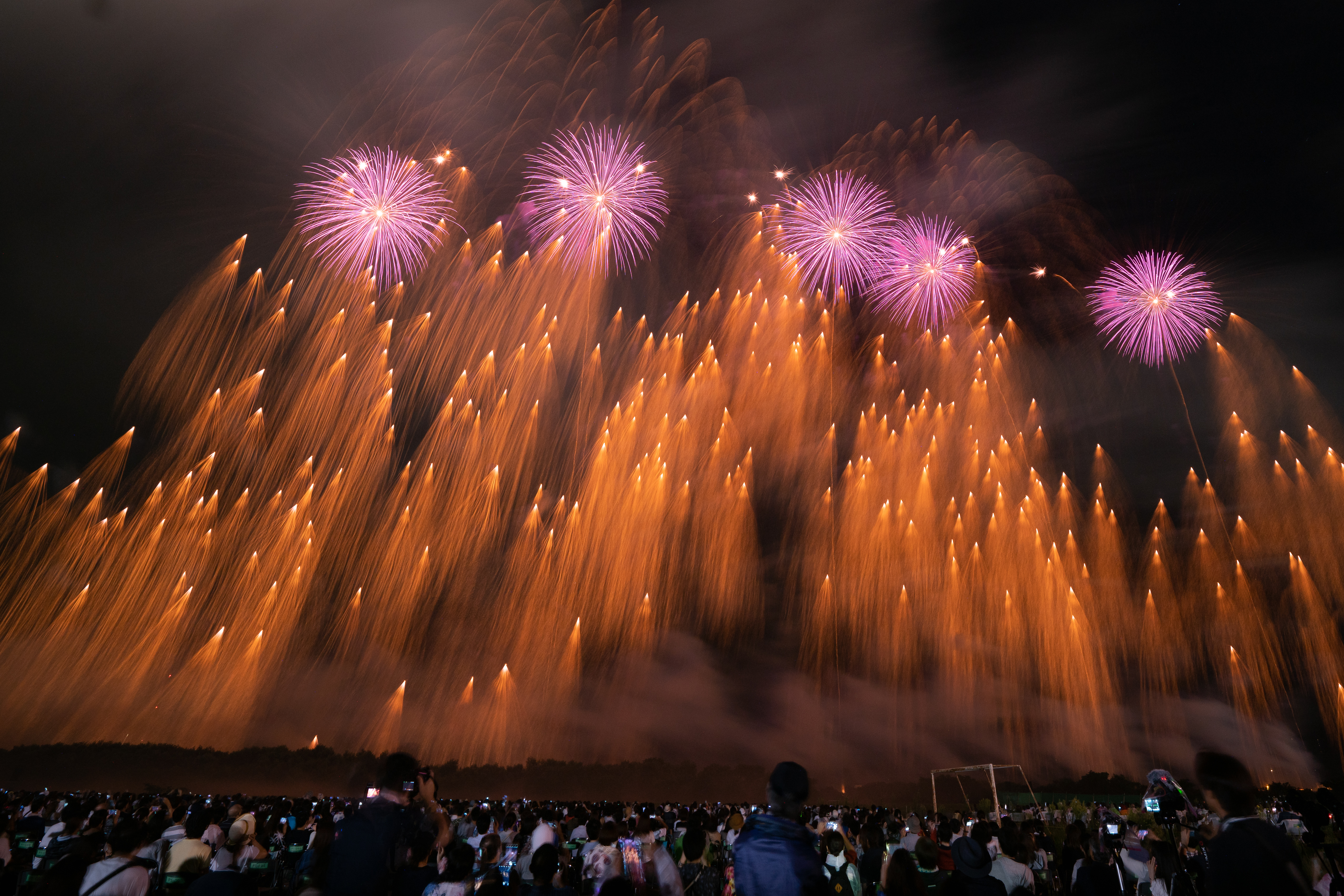 上空から低空へ順番に開花する和火色柳のワイドスターマイン。和火は大人しい色合いなので、絞りを開けるかNDフィルターを外さないと露出不足になる（撮影：金武 武）<br><span class="fnt-85">α7R II／FE 12-24mm F4 G／13mm／マニュアル露出（24.0秒、F5.6）／ISO 100</span>