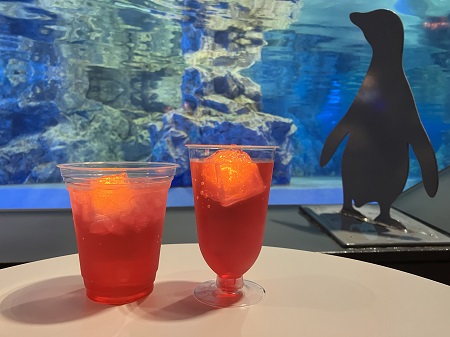 光るアカクラゲジュース：670円、光るアカクラゲカクテル：720円