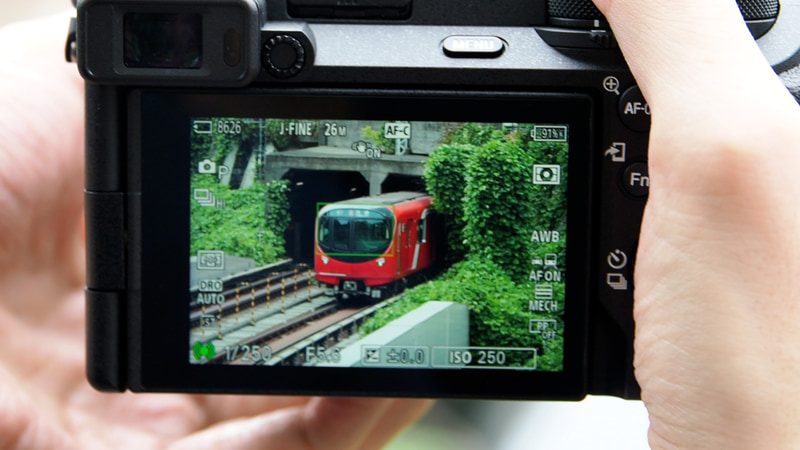 向かってくる電車の先頭にAF枠が反応している