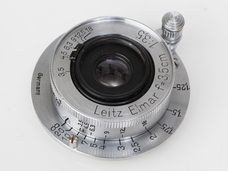 エルマー3.5cm F3.5。小型のレンズで、マウントはライカスクリュー。デザインも美しく単体で見ても魅力的。そういえば写真家の北井一夫さんがライカM5にエルマー3.5cm F3.5をつけてお使いになっているところを見たことがあるのです。大きめのM5とアンバランスなヘソみたいに見えるエルマーがとても良い感じでした。ただ、レンズ、カメラの時代非整合違反でライカ警察に通報されてしまうかもしれません