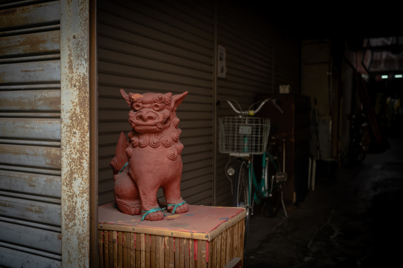 沖縄料理店の店頭。奥にゆくにつれ、微妙に光が少なくなってゆく条件です。とくに手は入れていませんがシャドーの調子もよい感じです。自然な落ち方なのはいいですね<br>ライカM10-P／Elmar 3.5cm F3.5／絞り優先AE（F4.5・1/45秒）／ISO 400