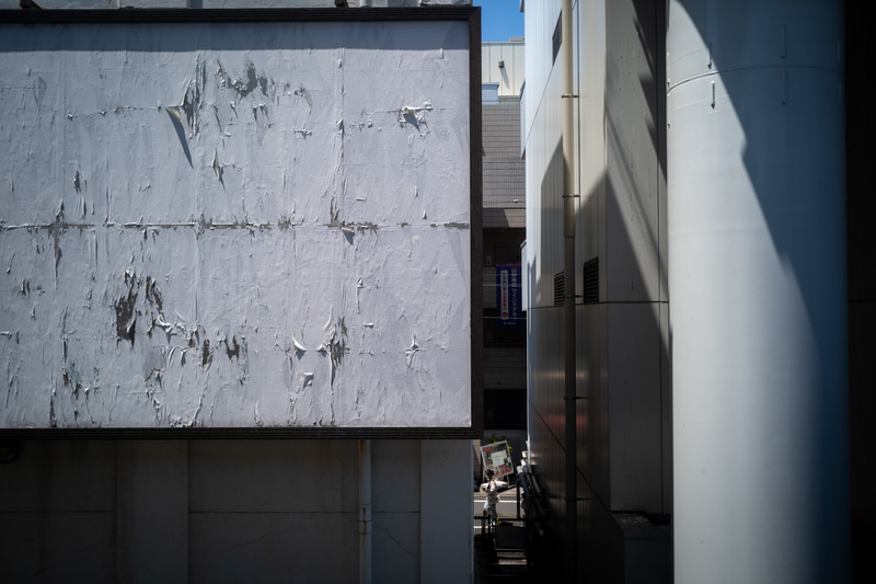 広告主募集中の看板。昨今、都市部でも目立つようになりました。コロナ禍で出歩く人が一時的に減ったため、看板広告は効果が薄いという判断があるのでしょうか。おかげで不思議な光景になりました<br>ライカM10-P／Elmar 3.5cm F3.5／絞り優先AE（F9・1/1,000秒）／ISO 400