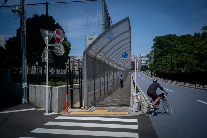 画面内に空や明るい場所の面積が多くなると周辺光量が少々足りないように感じることもあるのですが、逆に四隅からイメージが逃げてしまわないように抑え込んでいるような感じになります<br>ライカM10-P／Elmar 3.5cm F3.5／マニュアル露出（F9・1/1,500秒）／ISO 400