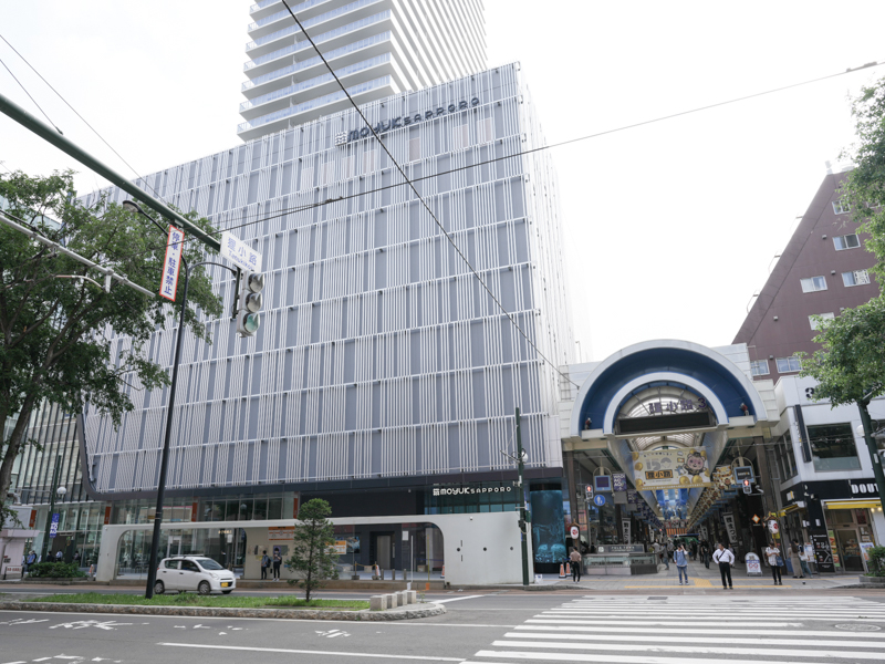 狸小路商店街の新たなランドマークとなる。moyukはアイヌ語で“タヌキ”