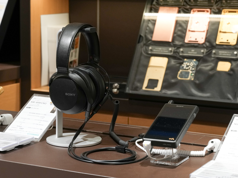 ハイエンドのポータブルオーディオ機器は、店舗奥に専用コーナーを設置