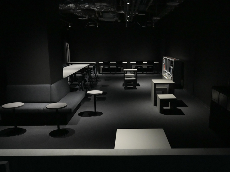 コワーキングスペース。ここにもコーヒーなどを持ち込み可能