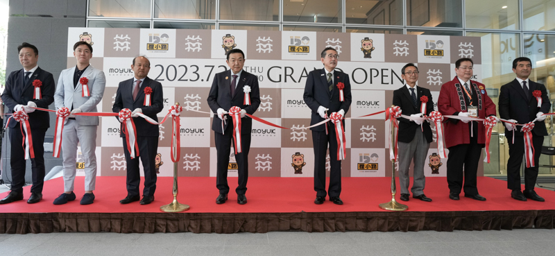 テープカットには、テナント代表としてソニーマーケティング株式会社 代表取締役社長の粂川滋氏（左から3人目）とソニーストア スペシャルパートナーの斎藤佑樹さん（左から2人目）も参加