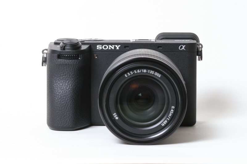 フラットトップボディでコンパクトなα6700