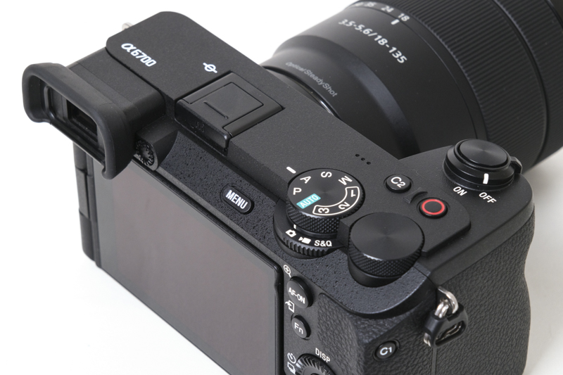 ボディ背面上部が斜めにデザインされている