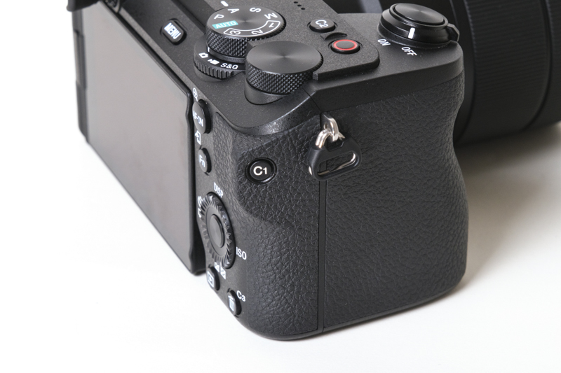 ボディ背面右下のエッジがかなり丸みを帯びたデザインになった