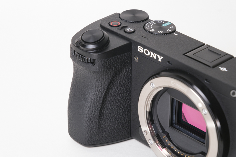 フラットトップボディ念願のフロントダイヤルを装備