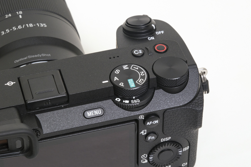 モードダイヤルとは独立した「静止画/動画/S＆Q切り換えダイヤル」が下段に追加された