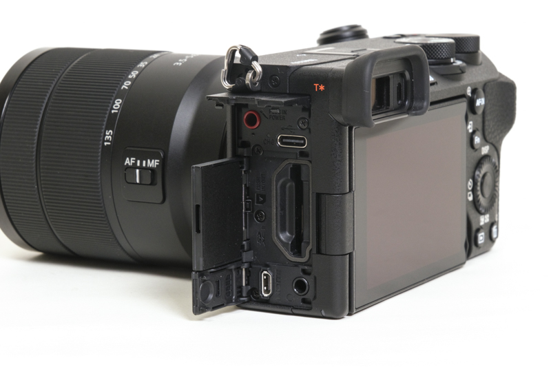 カードスロット、端子類はボディ左側面に集約された