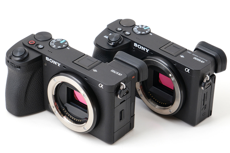 キャプション：左が「α6700」、右が「α6600」。写真だと分かりにくいかもしれませんが、実物を見ると明らかに重厚感が増し、これまでよりも高い戦闘力を主張しているといった印象があります