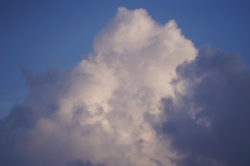 花火大会当日の18時過ぎ、夏らしい雲が漂う