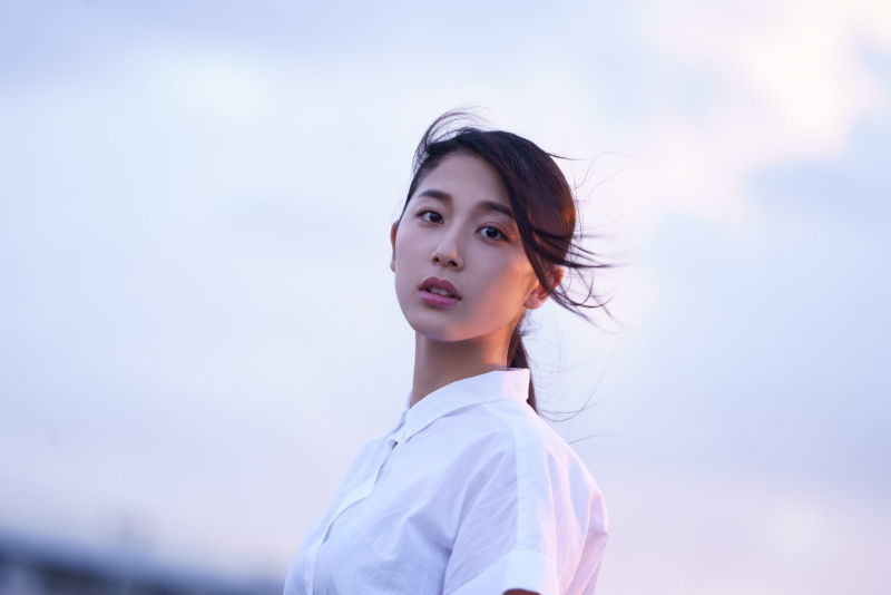 時刻は約18時半、スタートまであと30分。空の色も写真も変化していく。ソニーα7R III / FE 70-200mm F2.8 GM OSS / 絞り優先AE（F4・1/125秒・＋0.7EV）/ ISO 400