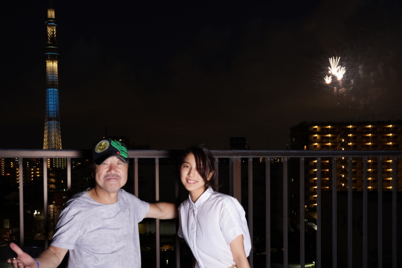 花火が上がっている間に記念写真。広角で撮るとこのような位置関係