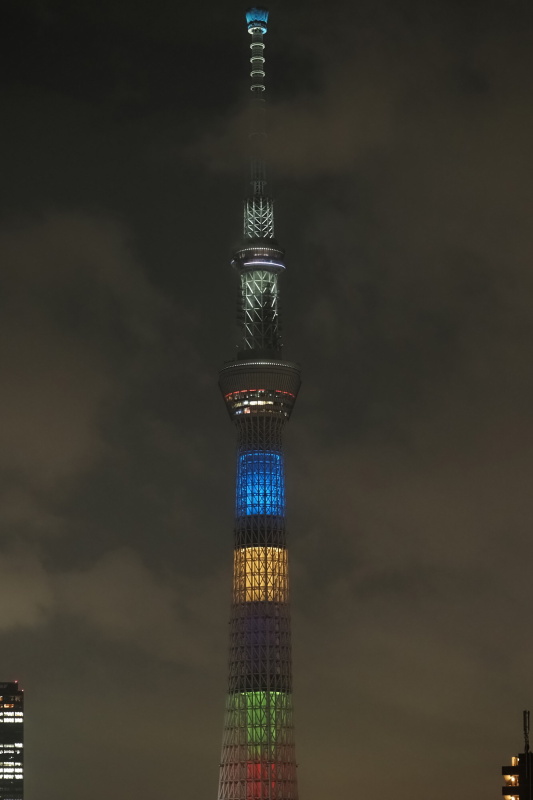 スカイツリーも特別ライティングで点灯していた