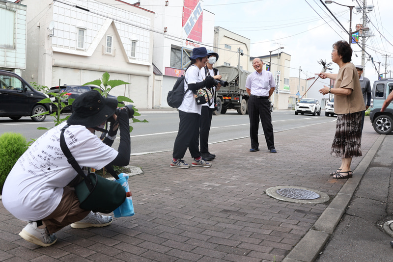 地元住民とコミュニケーションをとりながら撮影を進める