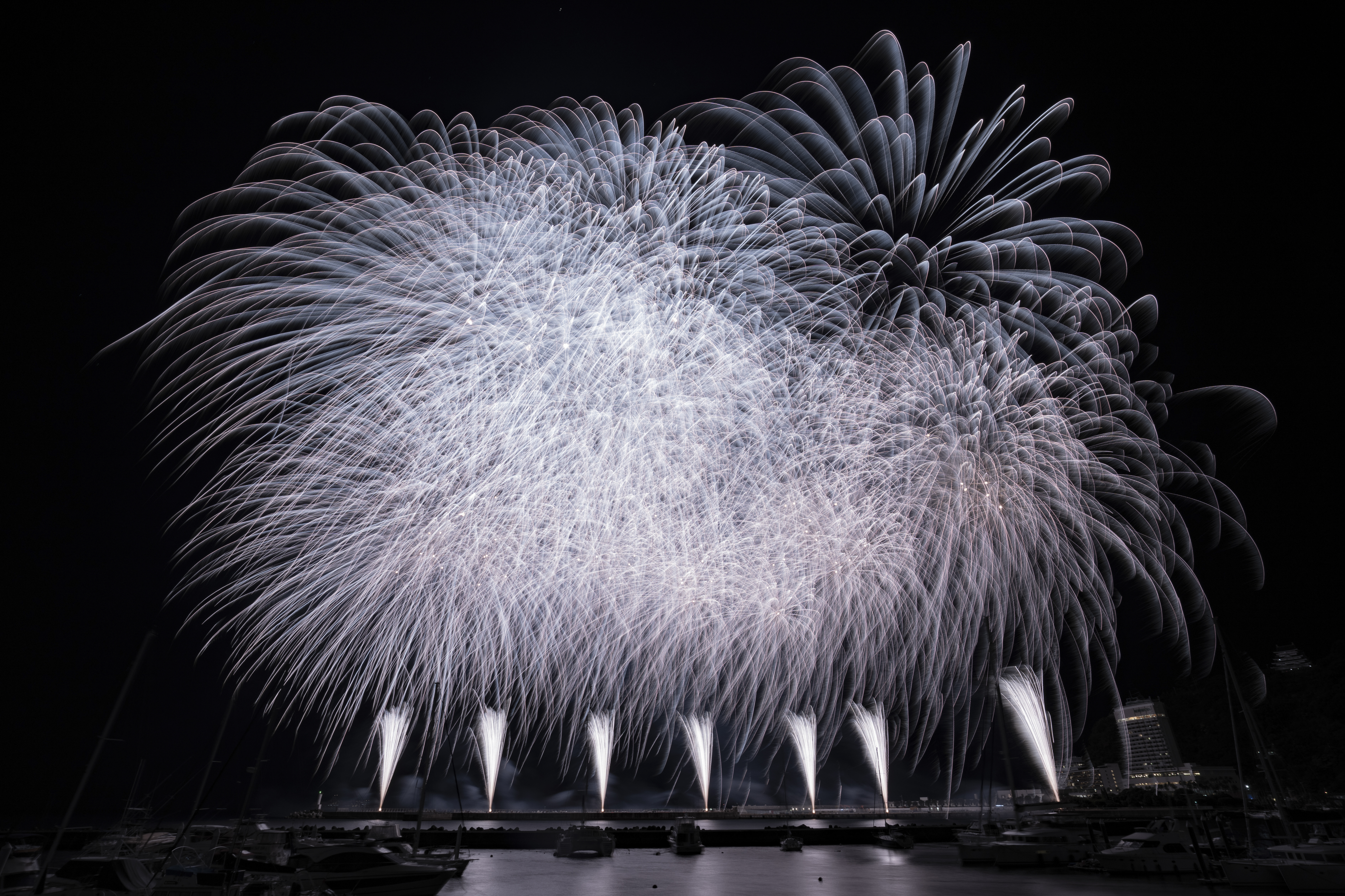 エンディングの大空中ナイアガラは銀冠菊花火を大量に使用したワイドスターマインだ。時間は約30秒間。前半に上がっていた尺玉を見ておけば事前に構図が決められる（撮影：金武 武）<br><span class="fnt-85">α7 IV／Vario-Tessar T＊ FE 16-35mm F4 ZA OSS／17mm／マニュアル露出（35.0秒、F11）／ISO 200</span>