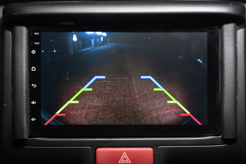 バックモニター用のカメラも同梱されている。取り付けはちょっと大変だけど、難しいものではない