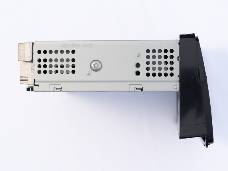 パネルは2DIN、中身は1DIN