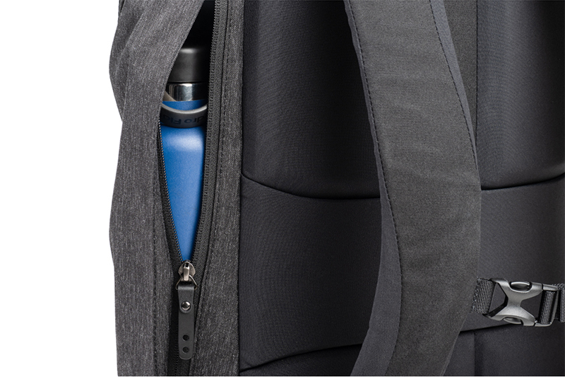 ジップポケット。ボトル収納例