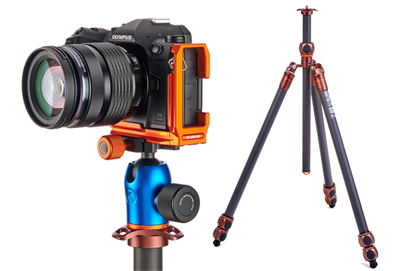 左はOM-1用のL型ブラケット、右はPro Winston 2.0（ブロンズ）