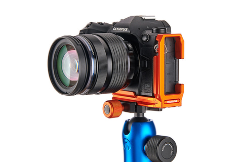 3 Legged ThingからOM-1用のL型ブラケット。カーボン三脚や雲台に新色