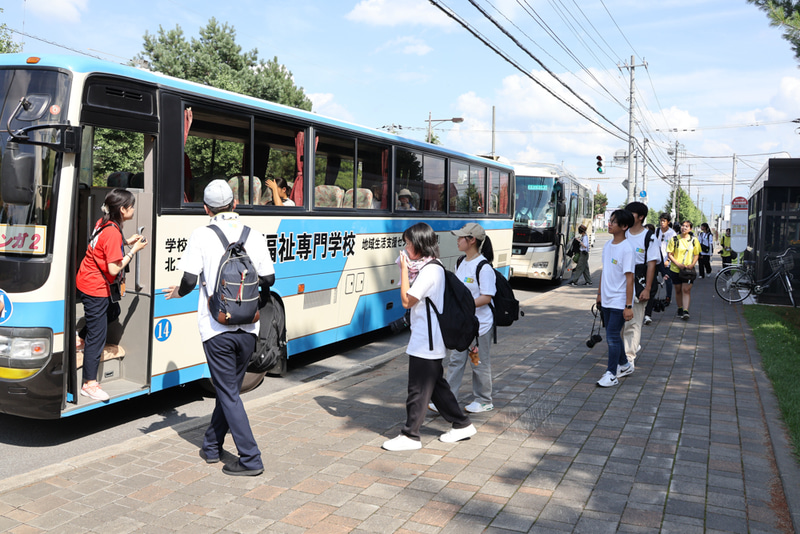 巡回バスに乗って移動する