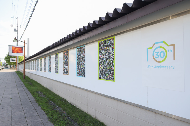町役場の塀にも、30回を記念する装飾が施された