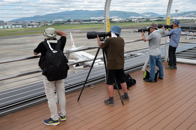 北ターミナルで撮影中の参加者