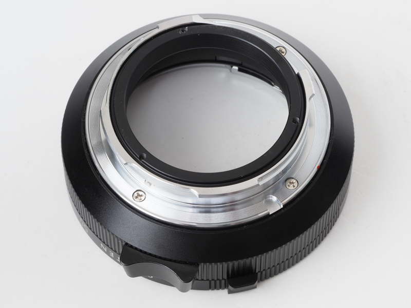 アダプター裏面です。工作精度いい感じです。内側の黒い縁が、距離計のコロを押すカムですね。指当てもあります。これ、飾りではなく実用的です