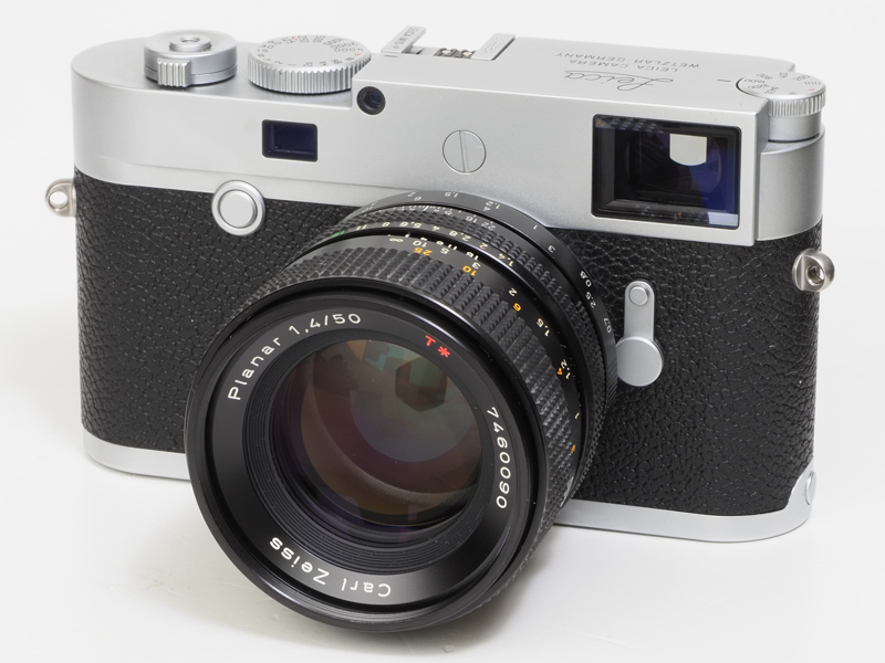 街角での友への挨拶ってシーンです。ツァイスらしき描写力。ヤシカコンタックス時代のツァイスレンズは正統派の写りをします。ZMとは異なります<br>ライカM10-P／Planar T* 50mm F1.4／マニュアル露出（F8・1/1,000秒）／ISO 200