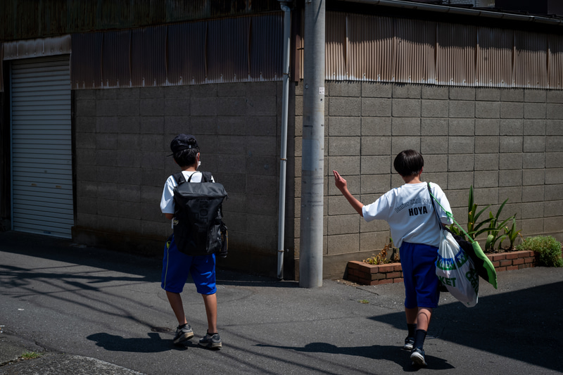 街角での友への挨拶ってシーンです。ツァイスらしき描写力。ヤシカコンタックス時代のツァイスレンズは正統派の写りをします。ZMとは異なります<br>ライカM10-P／Planar T* 50mm F1.4／マニュアル露出（F8・1/1,000秒）／ISO 200