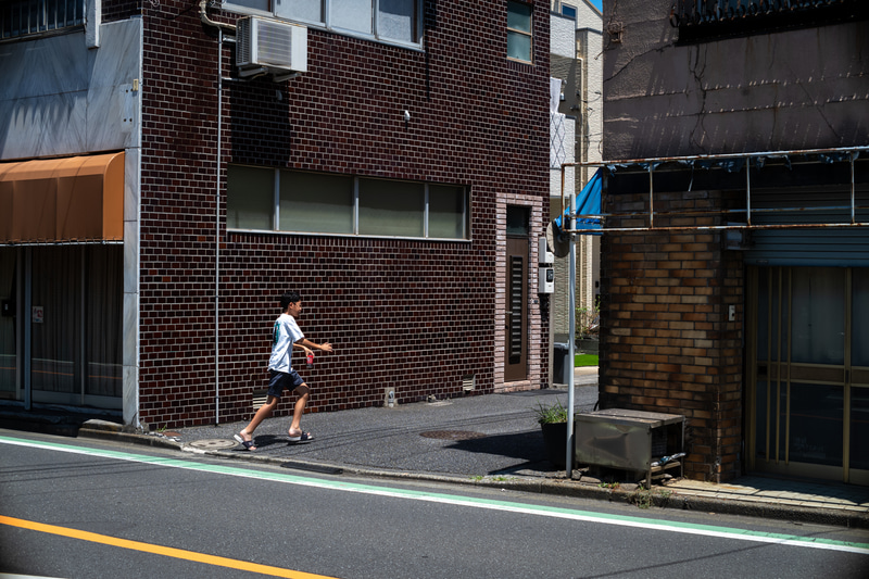 レンズと戯れているようで、そうではないんですよ。M型ライカだと50mmの焦点距離のレンズで脊髄反射的にシャッターを切ってしまいます。周辺のケラれは少々ありますがこの程度なら無視します<br>ライカM10-P／SMC PENTAX 50mm F1.2／マニュアル露出（F8・1/1,000秒）／ISO 200